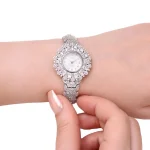 ساعت مچی عقربه‌ای زنانه مدل تاج فلاور دار ماه کد 00037